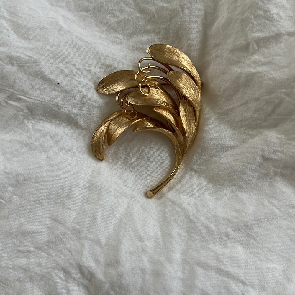 Brooch beautiful leaves